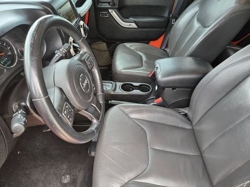 Used 2015 Jeep Wrangler Unlimited Sahara w/ Connectivity Group AWD/4WD image 17