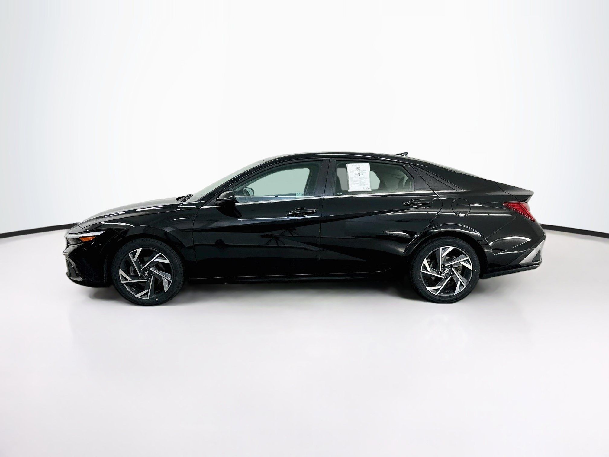 Used 2025 Hyundai Elantra Limited FWD image 4
