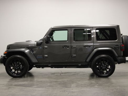 Used 2025 Jeep Wrangler Unlimited Sahara w/ Safety Group AWD/4WD image 5