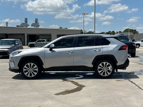 Used 2021 Toyota RAV4 XLE Premium FWD image 3
