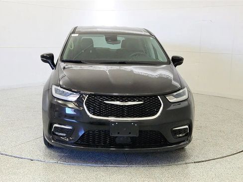 Used 2023 Chrysler Pacifica Touring-L FWD image 2