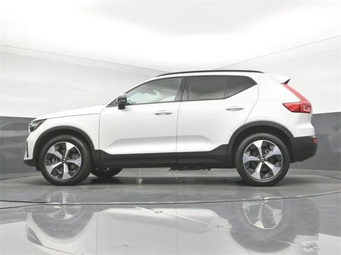 Used 2024 Volvo XC40 B5 Plus image 37