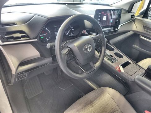 Used 2024 Toyota Sienna LE image 14