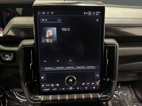 Used 2025 GMC Yukon XL AT4 image 19