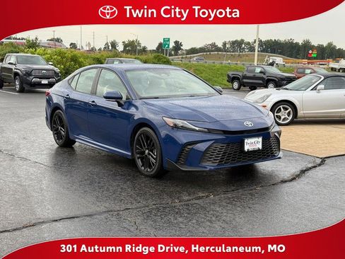 Certified 2025 Toyota Camry SE image 1