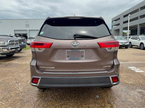 Used 2017 Toyota Highlander Limited Platinum FWD image 5