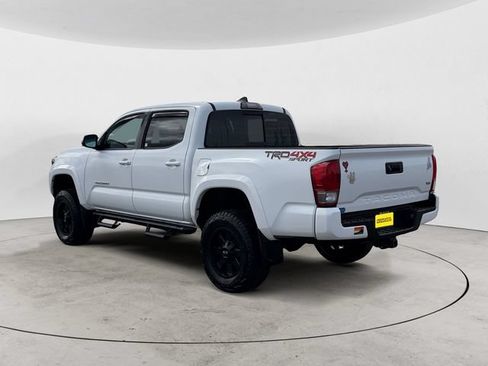 Used 2017 Toyota Tacoma TRD Sport w/ Tow Package (A/T) AWD/4WD image 3