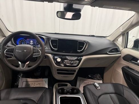 Used 2024 Chrysler Pacifica Touring-L FWD image 4