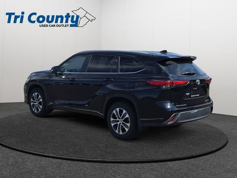 Used 2023 Toyota Highlander XLE AWD/4WD image 5