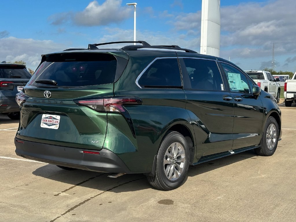 New 2026 Toyota Sienna XLE FWD image 5