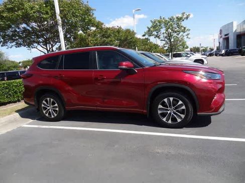 Used 2023 Toyota Highlander XLE FWD image 5