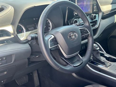 Used 2025 Toyota Highlander LE FWD image 8