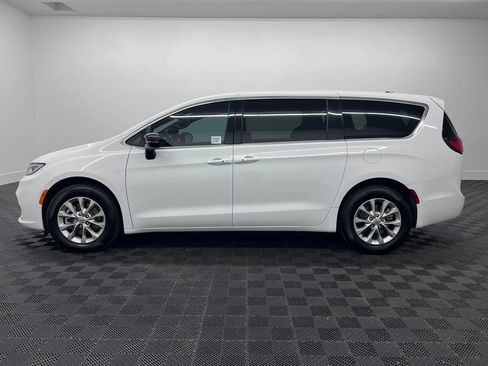 Used 2025 Chrysler Pacifica Select AWD/4WD image 2