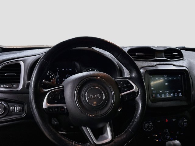 Used 2018 Jeep Renegade Latitude w/ Cold Weather Group FWD image 19