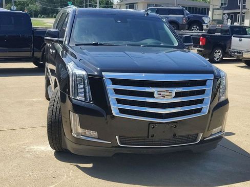 Used 2017 Cadillac Escalade ESV Luxury AWD/4WD image 2
