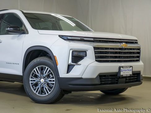 Used 2026 Chevrolet Traverse LT w/ LPO, Floor Liner Package FWD image 3