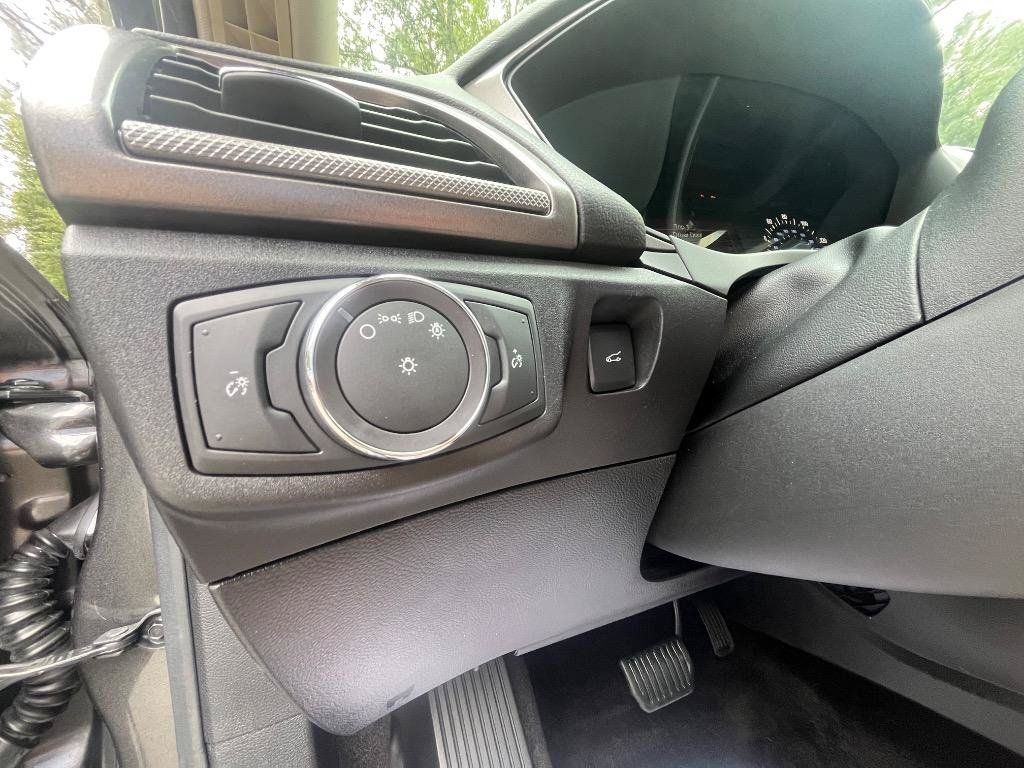 Used 2018 Ford Fusion SE FWD image 16