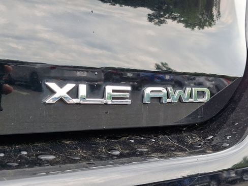 Used 2021 Toyota Highlander XLE AWD/4WD image 35