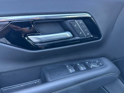 Used 2025 Chevrolet Suburban Premier image 12