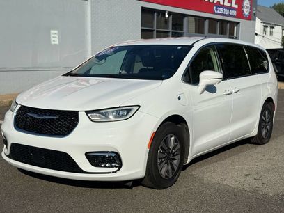 Used 2022 Chrysler Pacifica Touring-L w/ Uconnect Theater Family Group