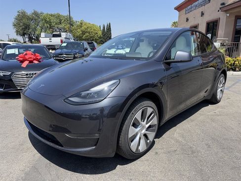 Used 2024 Tesla Model Y Long Range AWD/4WD image 1