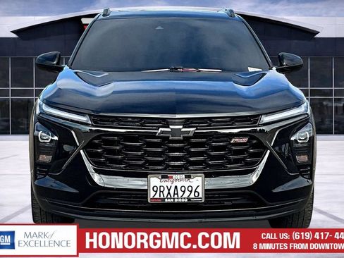 Used 2025 Chevrolet Trax RS w/ Sunroof Package FWD image 2