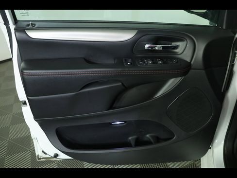Used 2019 Dodge Grand Caravan GT image 12
