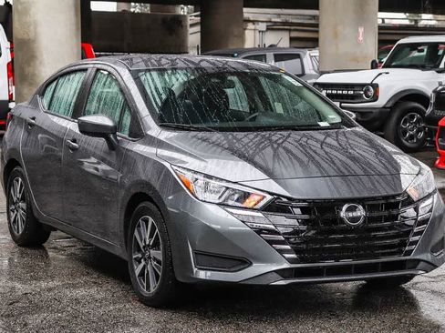 Used 2023 Nissan Versa SV image 3