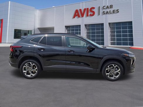 Used 2025 Chevrolet Trax LT w/ LT Convenience Package FWD image 5