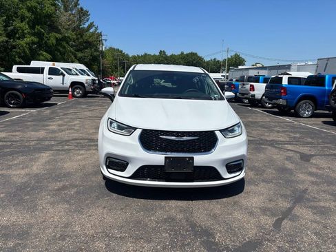 Used 2023 Chrysler Pacifica Touring-L FWD image 7
