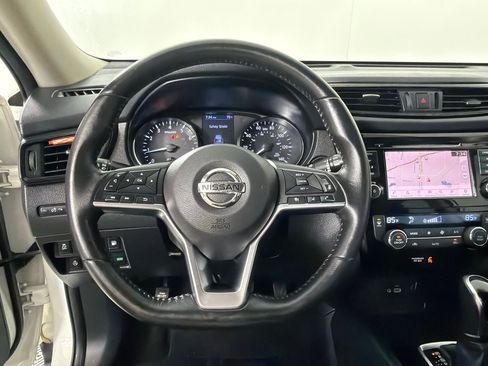 Used 2018 Nissan Rogue SV w/ Premium Package FWD image 11