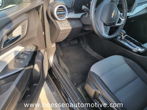 Used 2025 Chevrolet Trax LT w/ LT Convenience Package image 14