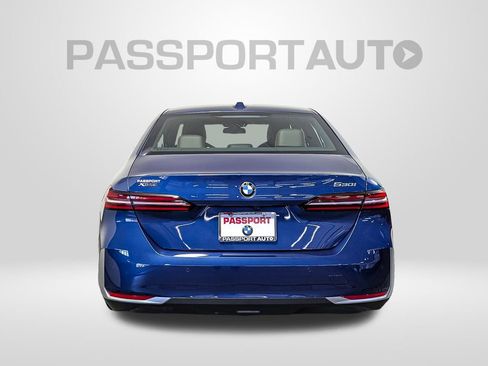 Used 2025 BMW 530i xDrive w/ Premium Package image 5