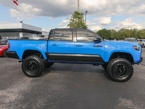 Used 2021 Toyota Tacoma TRD Sport w/ TRD Premium Sport Package AWD/4WD image 11