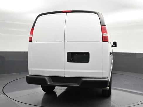 Used 2022 Chevrolet Express 3500 w/ Driver Convenience Package RWD image 2