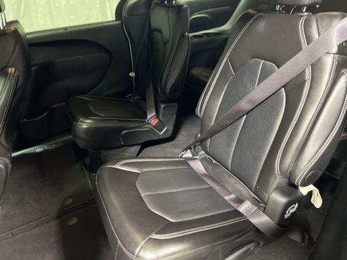 Used 2025 Chrysler Pacifica Select image 14