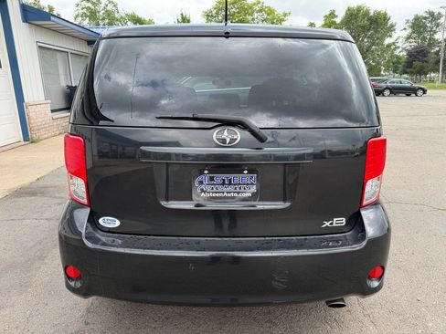 Used 2012 Scion xB FWD image 4