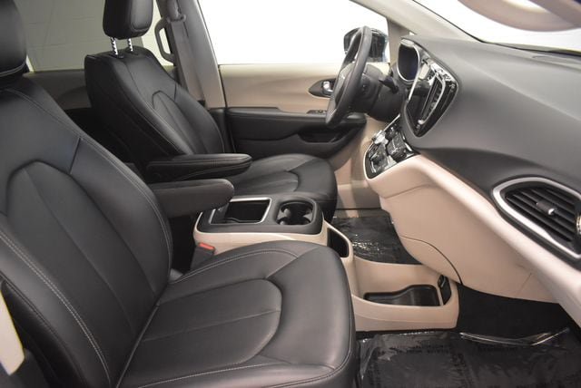 Used 2024 Chrysler Pacifica Touring-L FWD image 19