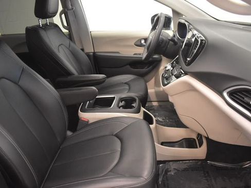Used 2024 Chrysler Pacifica Touring-L FWD image 19