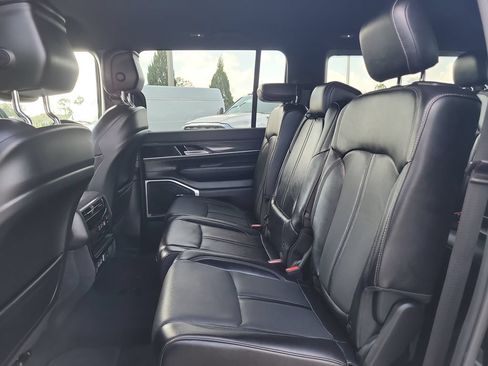 Certified 2024 Jeep Wagoneer Series II w/ Flexible Seating Group RWD image 13