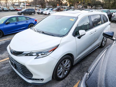 Used 2021 Toyota Sienna Platinum image 3