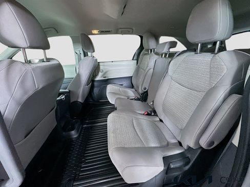 Used 2023 Toyota Sienna LE FWD image 22