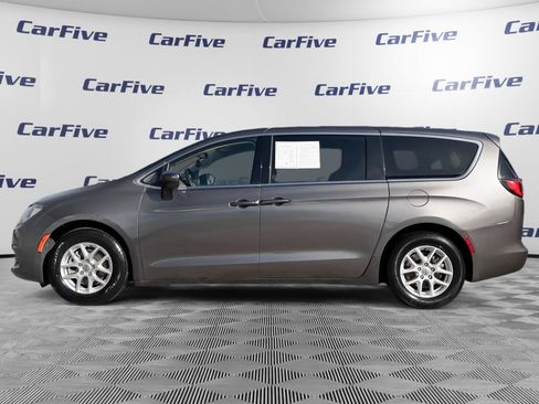 Used 2023 Chrysler Voyager LX image 2