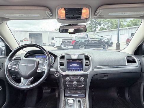Used 2020 Chrysler 300 Limited RWD image 11