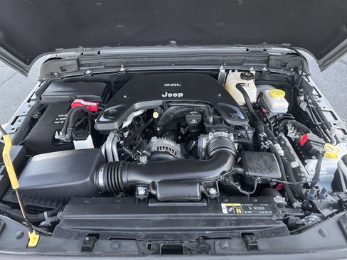 Used 2018 Jeep Wrangler Unlimited Sahara w/ Dual Top Group image 31