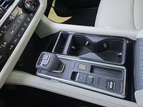 Used 2022 Nissan Pathfinder SL FWD image 25