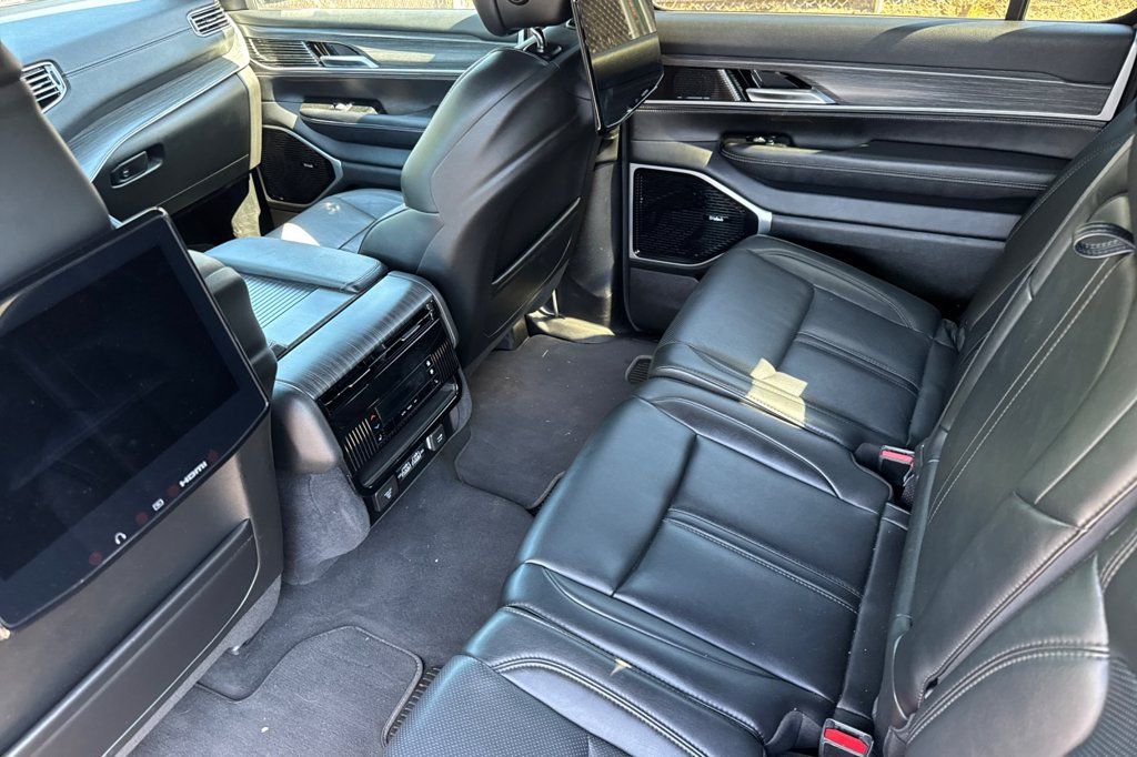 Used 2023 Jeep Wagoneer L Series III w/ Premium Group I AWD/4WD image 15