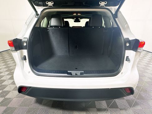Used 2022 Toyota Highlander XLE FWD image 31