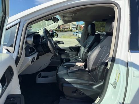 Used 2024 Chrysler Pacifica Touring-L image 13