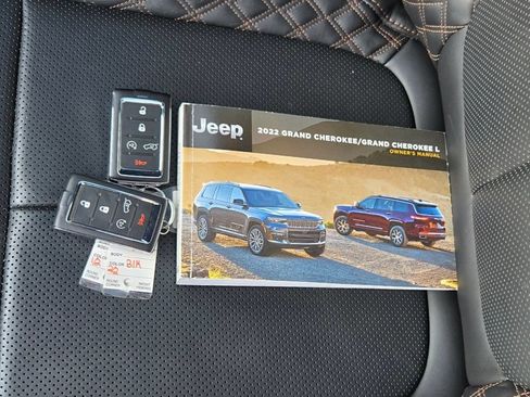 Used 2022 Jeep Grand Cherokee Summit AWD/4WD image 11